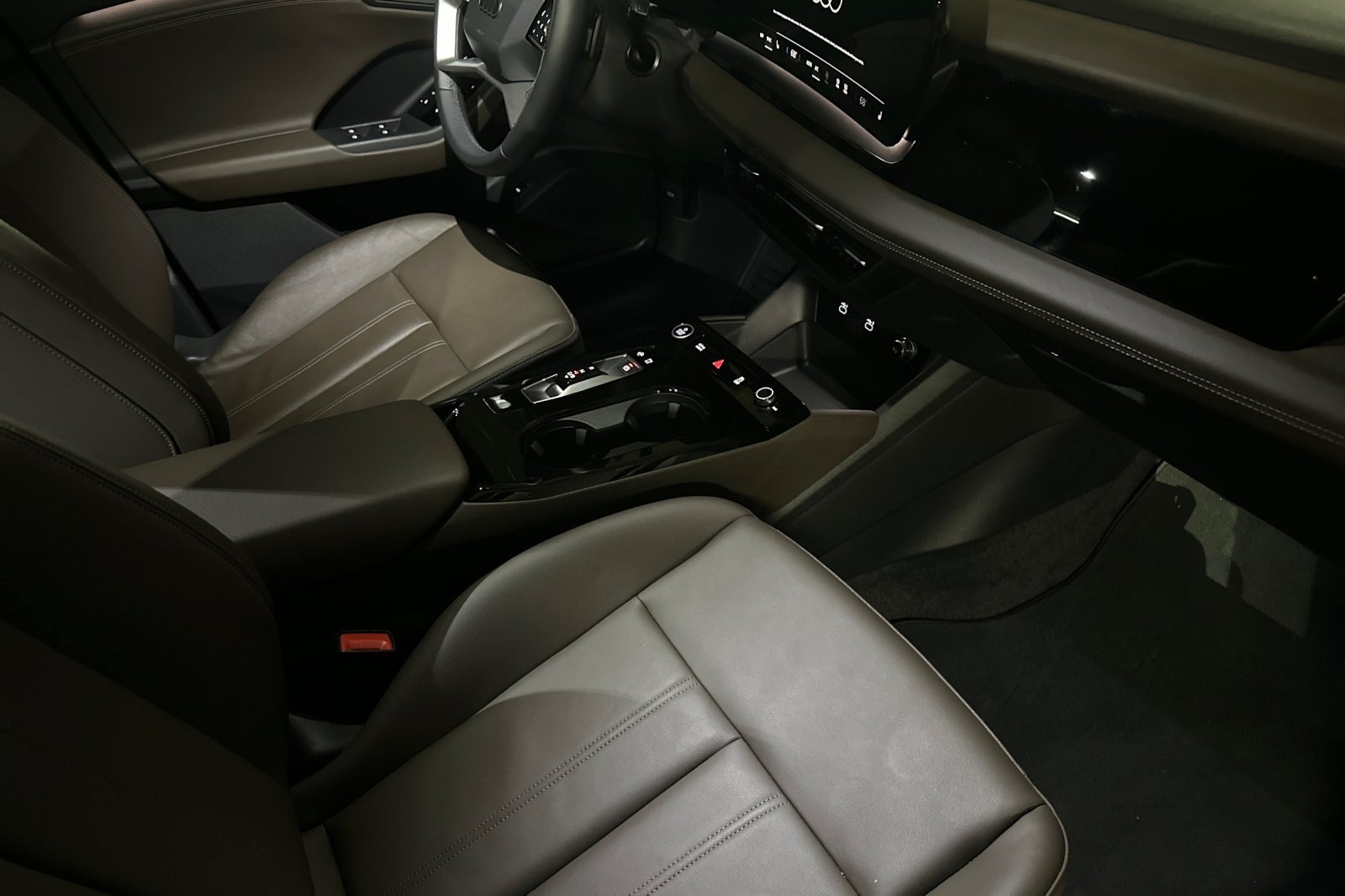 Used 2025 Audi Q6 e-tron Premium w/ Convenience Package RWD image 15