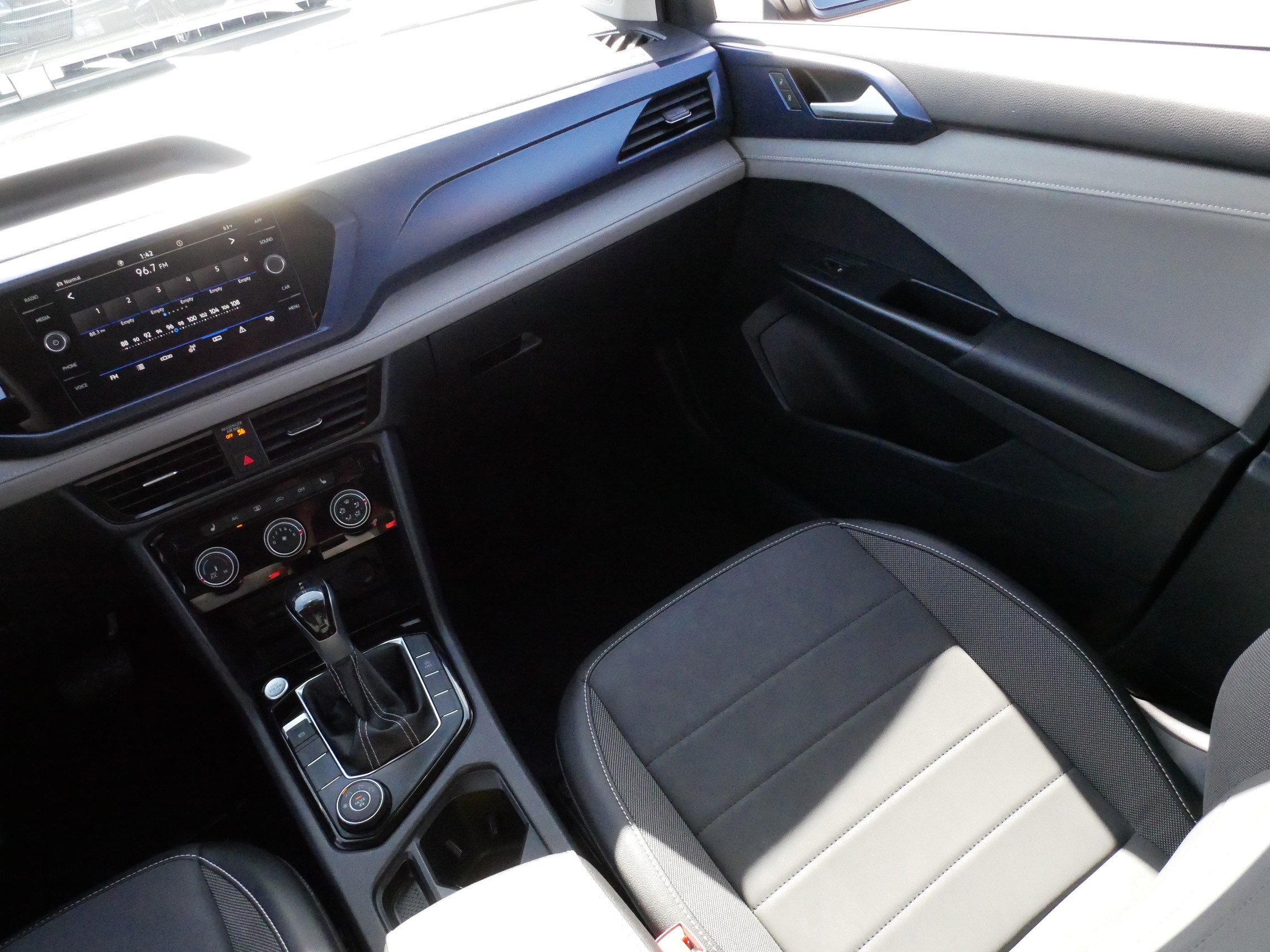 Certified 2023 Volkswagen Taos SE w/ Black Wheel Package image 11