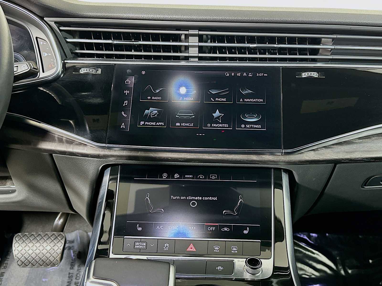 Used 2021 Audi Q8 Premium image 13