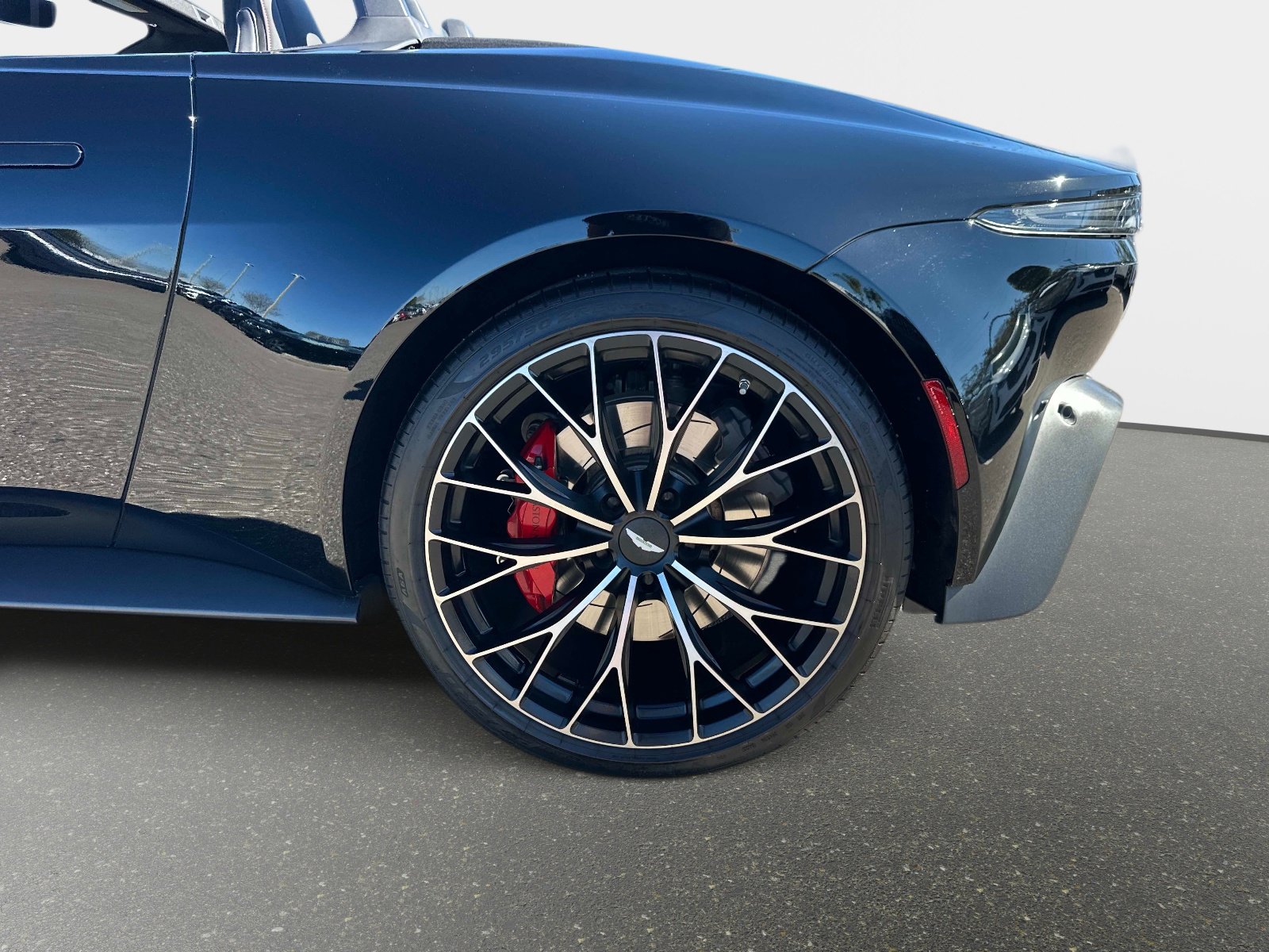 Used 2023 Aston Martin V8 Vantage Roadster image 10