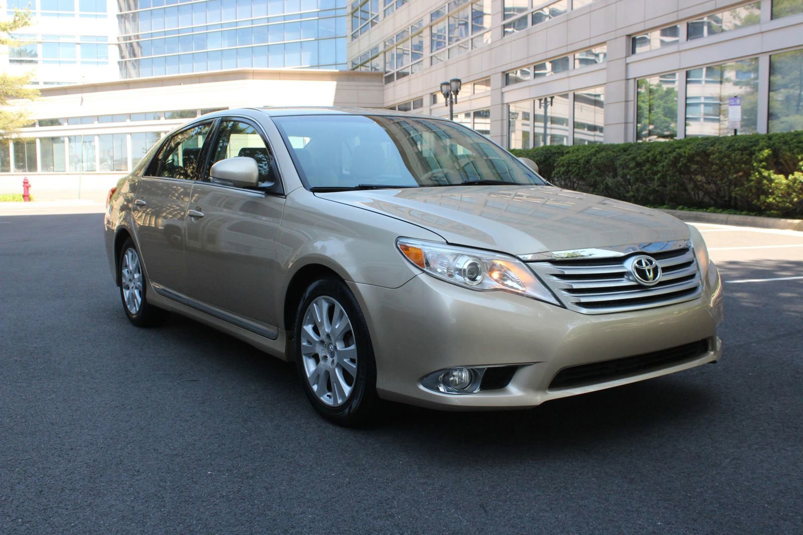 Used 2011 Toyota Avalon FWD image 1