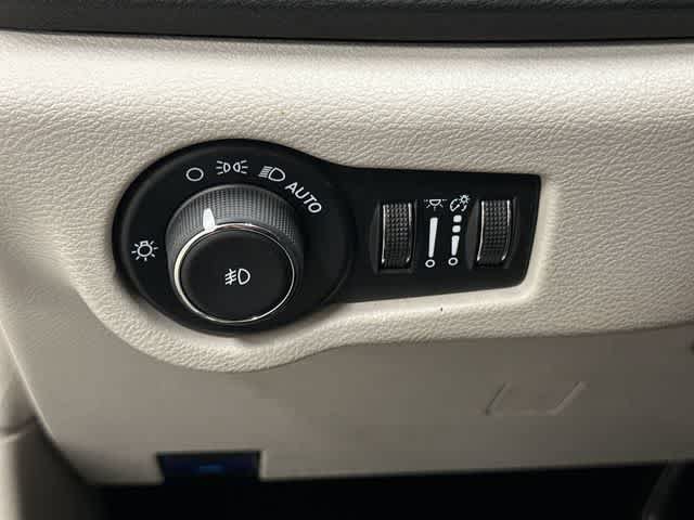 Used 2024 Chrysler Pacifica Touring-L FWD image 19