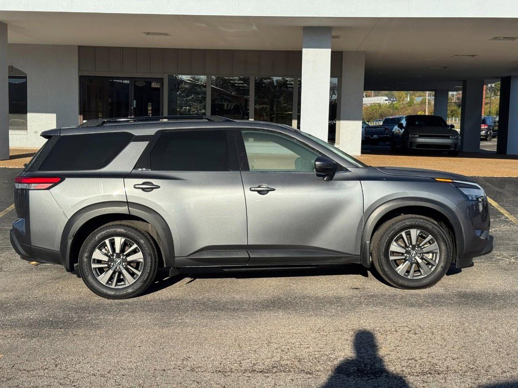 Used 2022 Nissan Pathfinder SV w/ SV Premium Package image 2