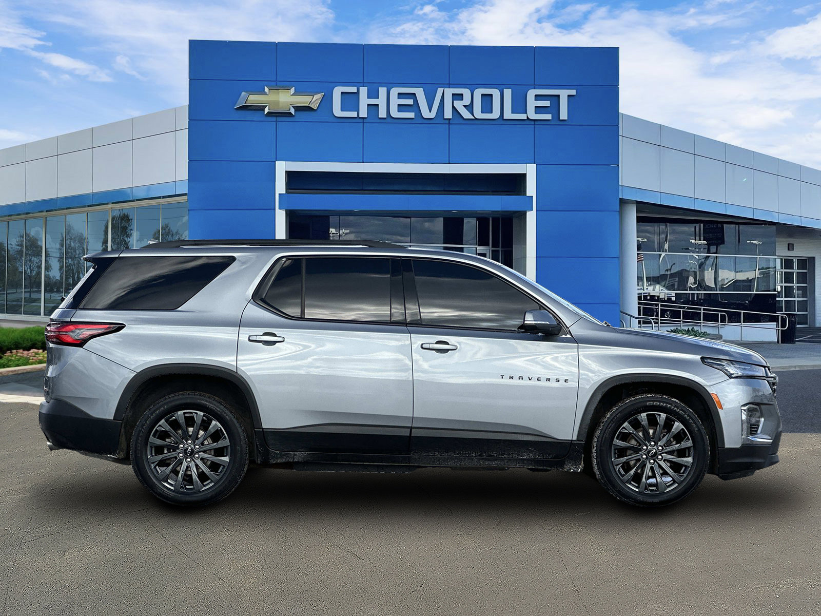 Used 2023 Chevrolet Traverse RS image 2