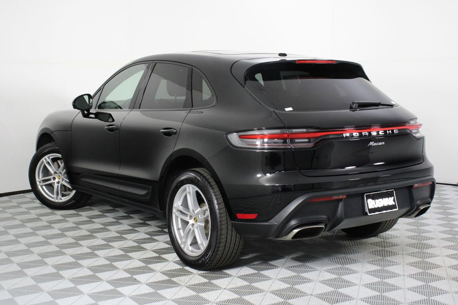 Certified 2025 Porsche Macan image 3