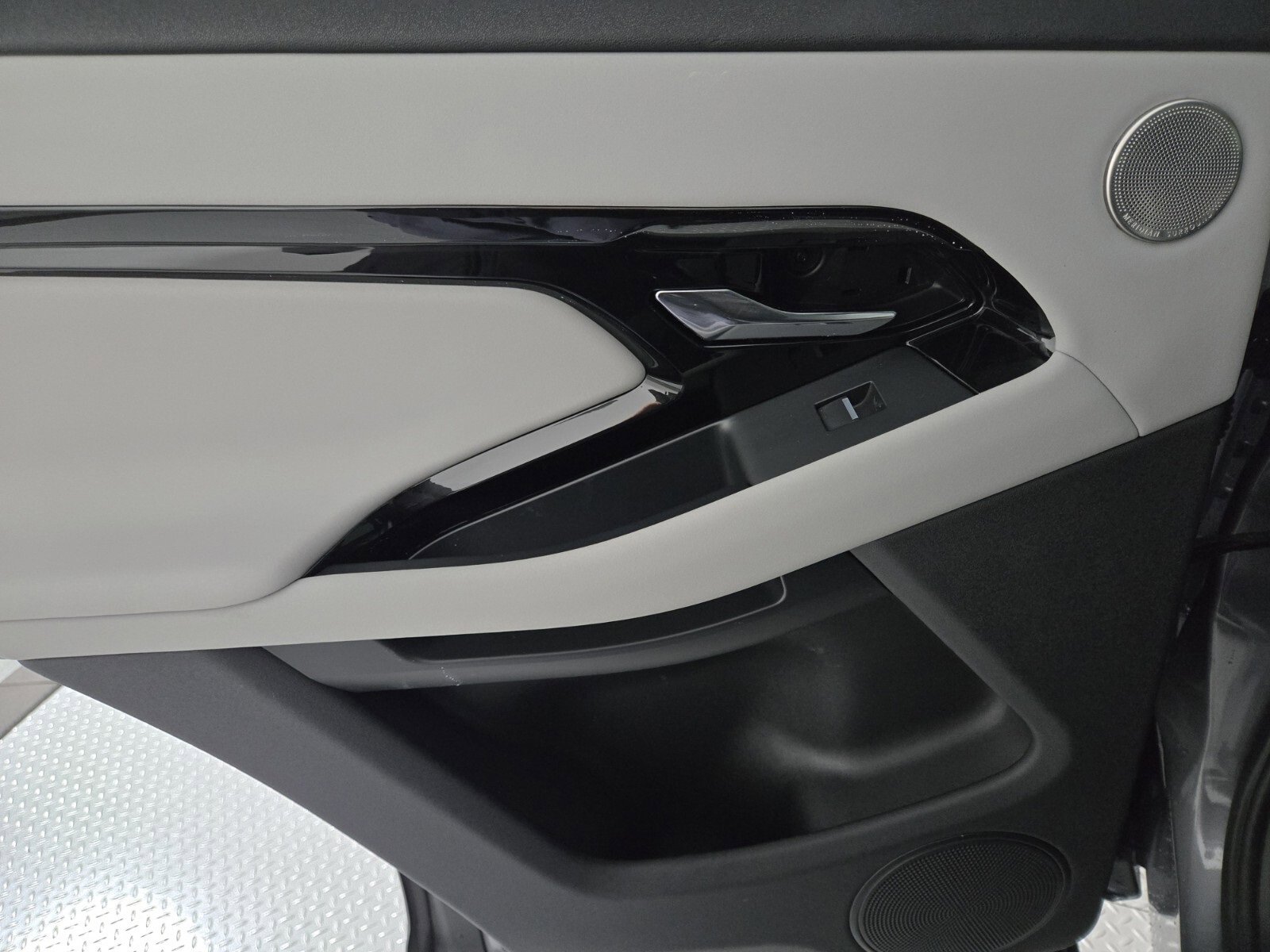 Used 2024 Land Rover Range Rover Evoque Dynamic SE image 19