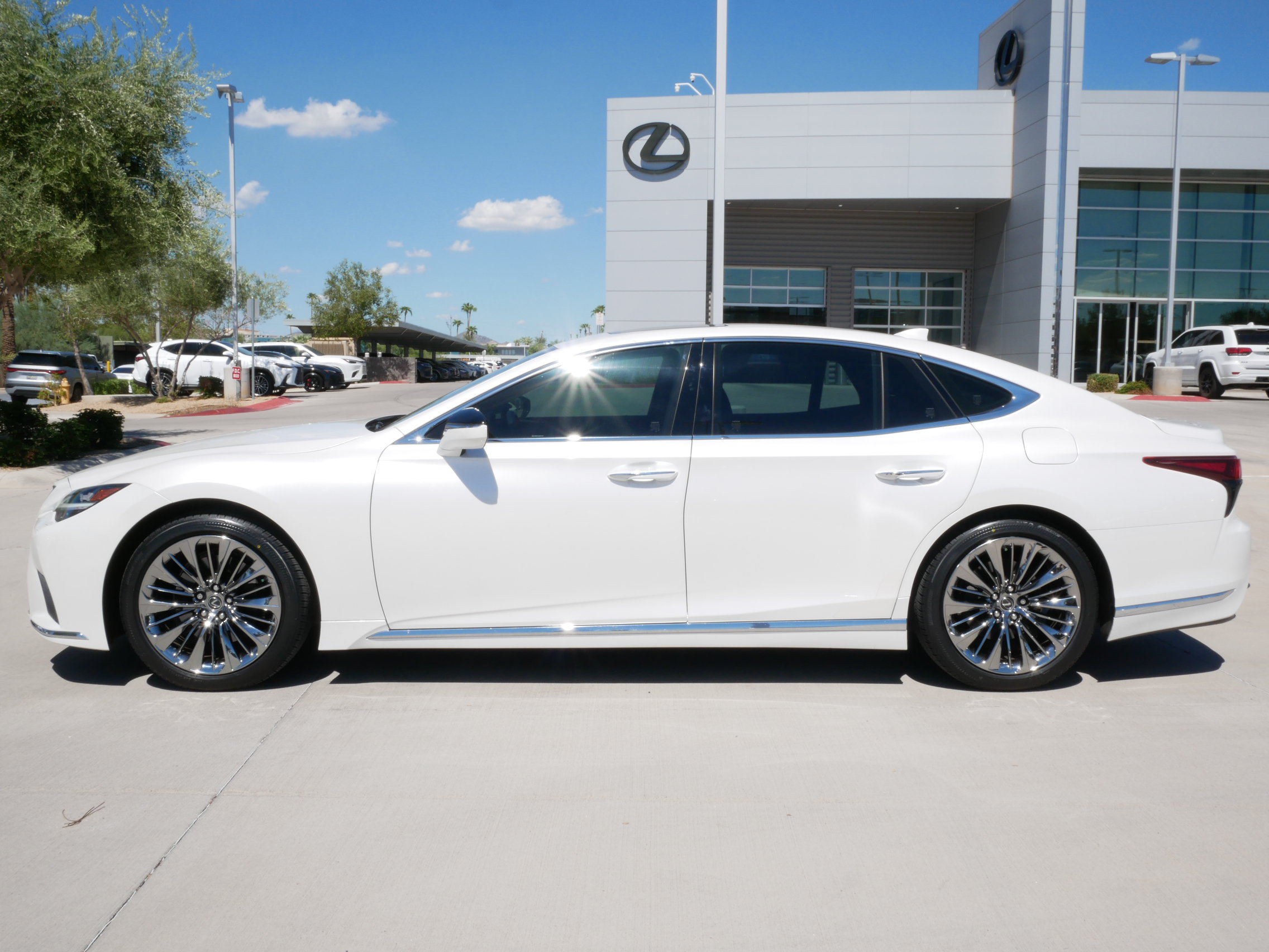 Used 2022 Lexus LS 500 w/ Accessory Package (Z1) RWD image 3