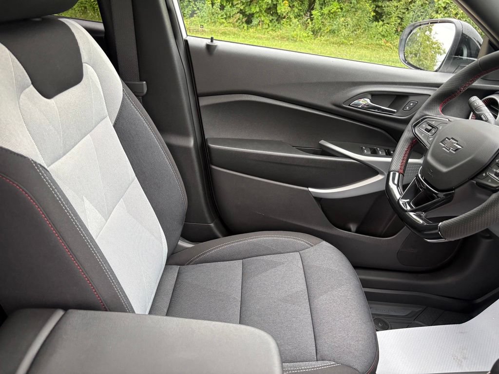 New 2026 Chevrolet Trax RS w/ Sunroof Package FWD image 29