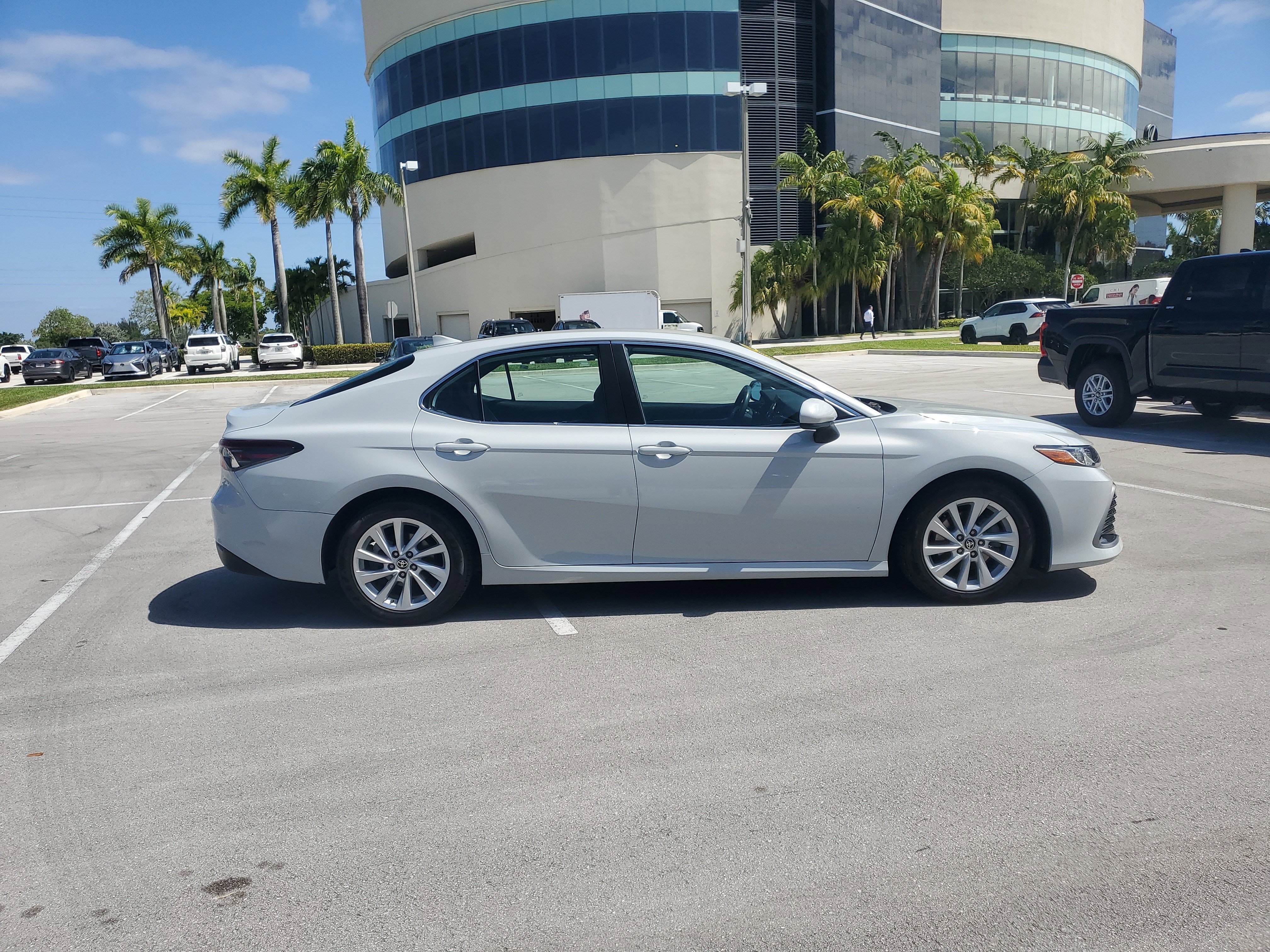 Used 2022 Toyota Camry LE image 2