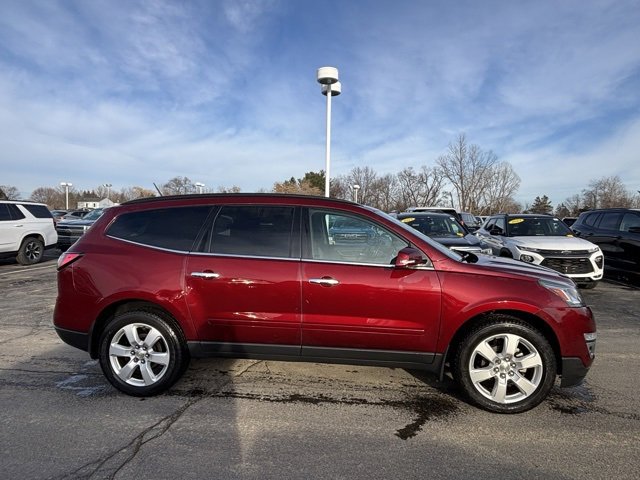 Used 2017 Chevrolet Traverse LT w/ Style and Technology Package image 4