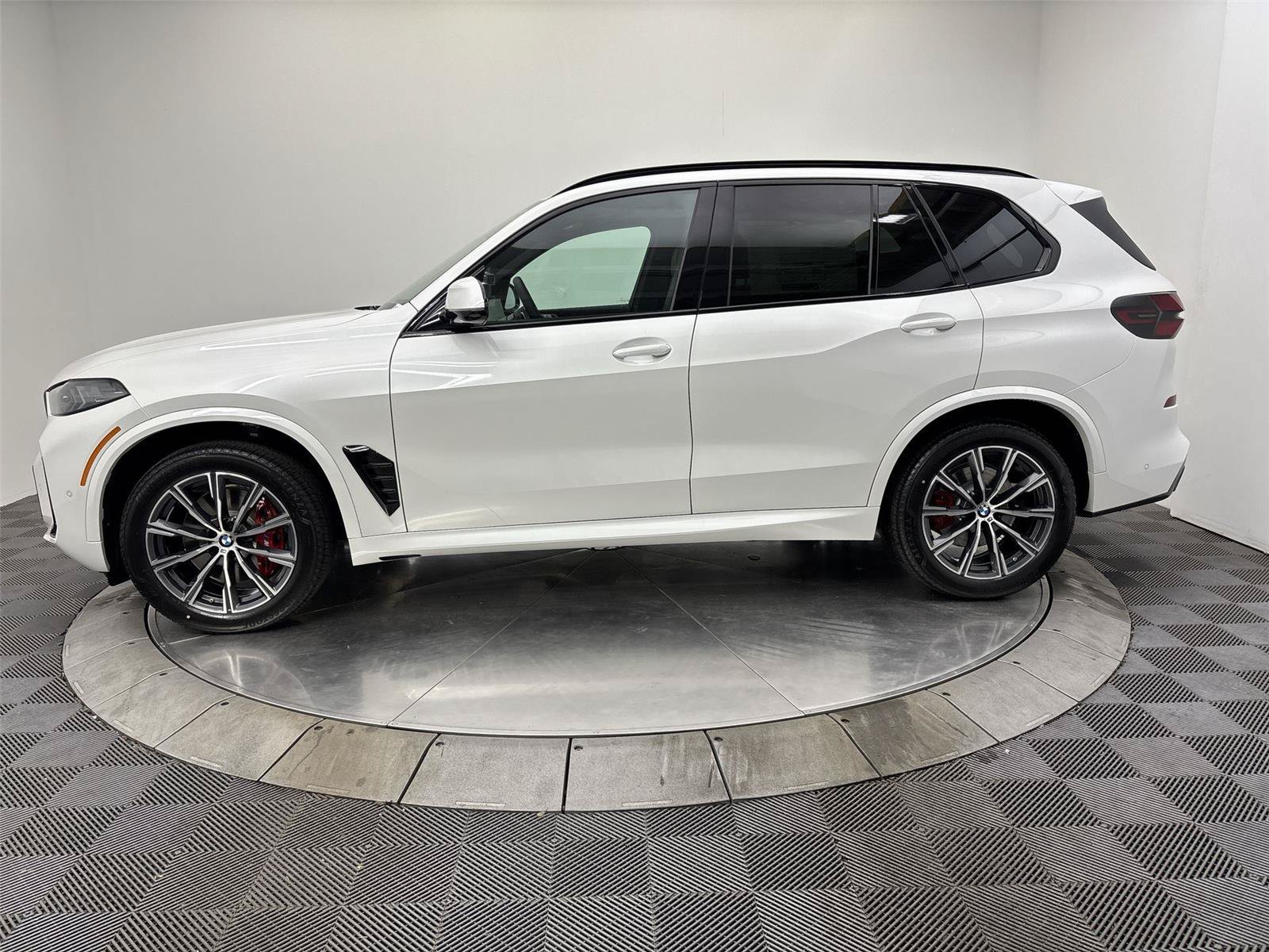 New 2026 BMW X5 xDrive40i w/ M Sport Package AWD/4WD image 16