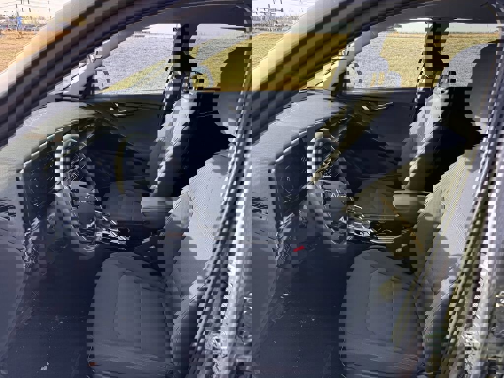 Used 2023 Kia Niro LX image 9