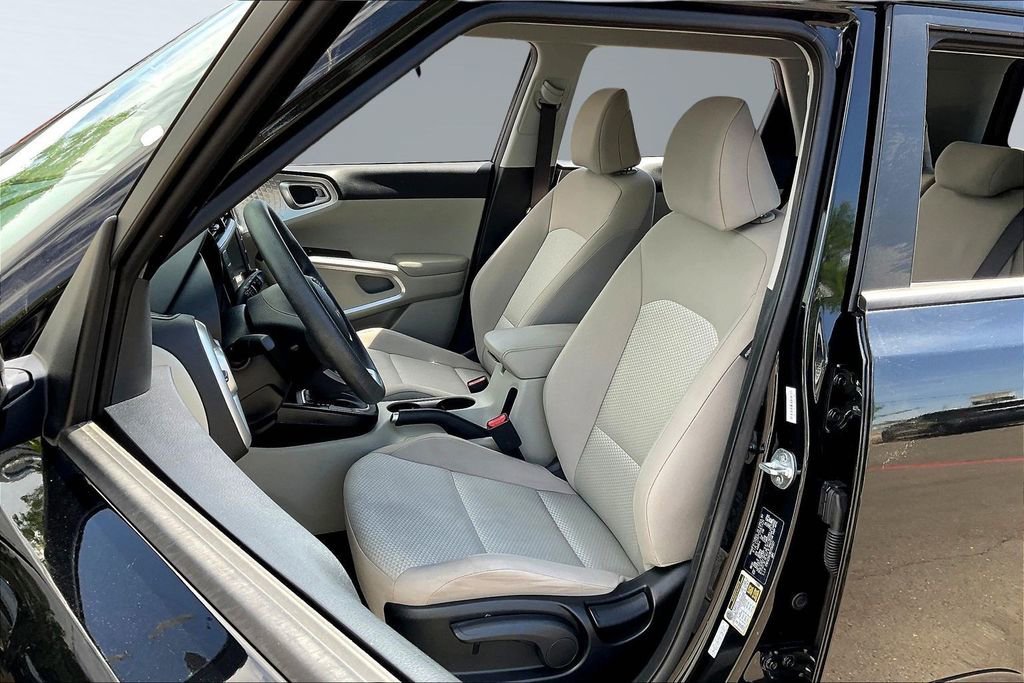Used 2025 Kia Soul LX w/ LX Technology Package FWD image 21