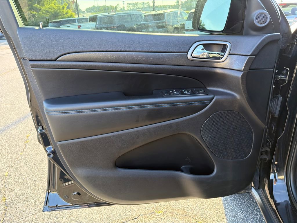 Used 2018 Jeep Grand Cherokee Laredo AWD/4WD image 10