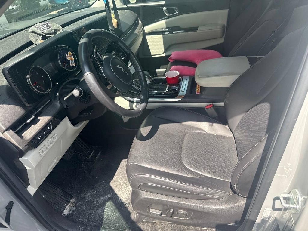 Used 2023 Kia Carnival EX FWD image 5