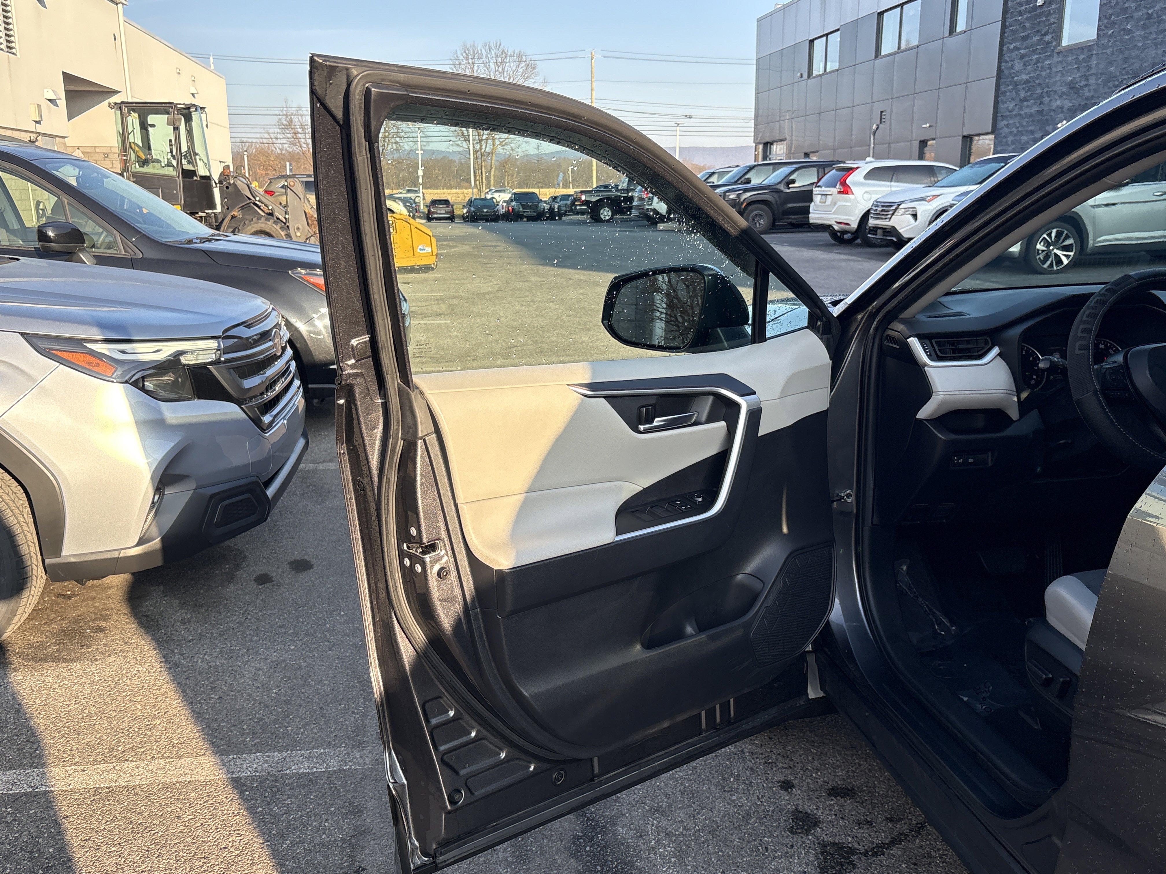 Used 2021 Toyota RAV4 XLE w/ Carpet Mat Package (TMS) image 14