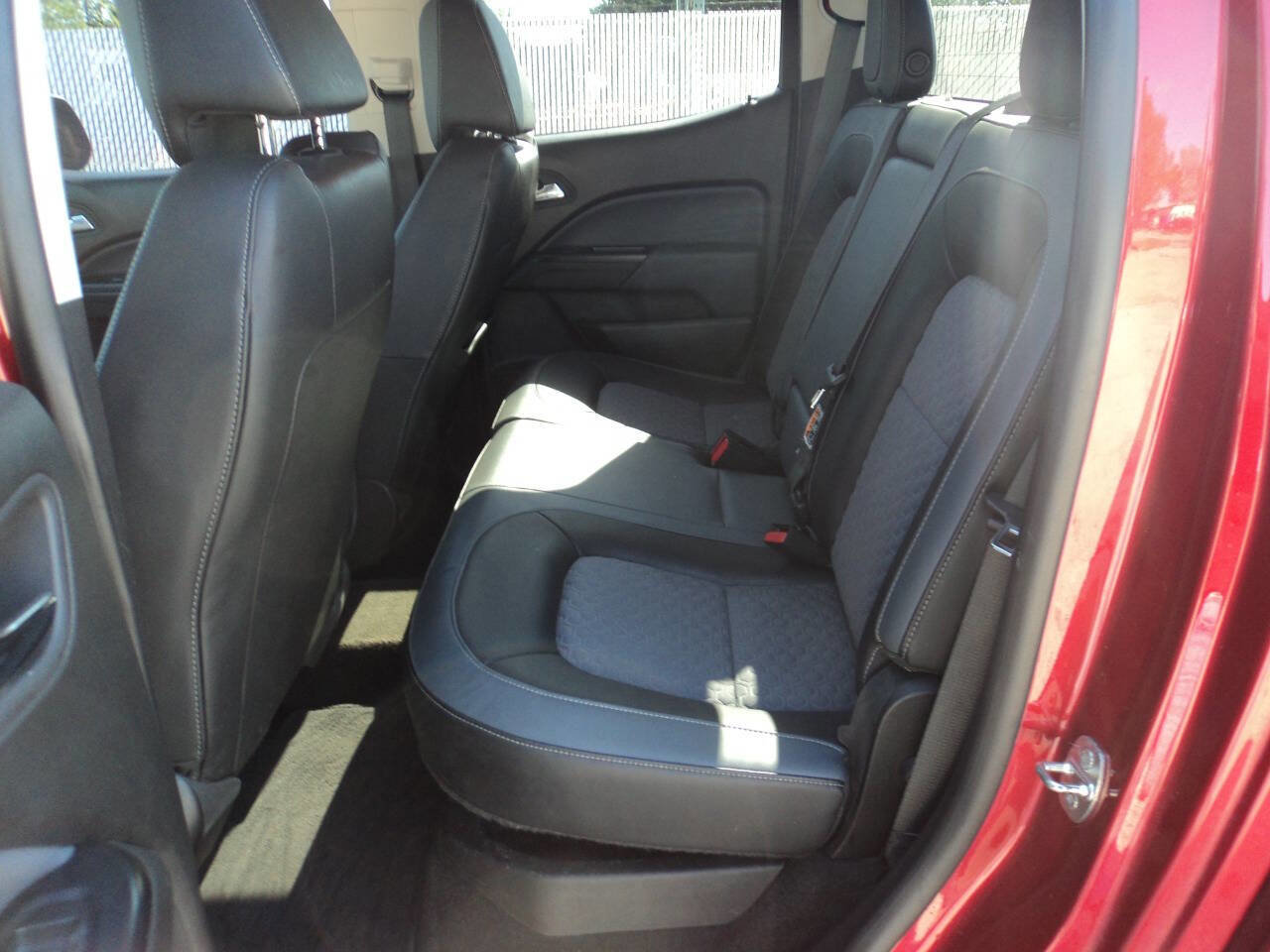 Used 2015 Chevrolet Colorado Z71 w/ LPO, Gearon Divider Package AWD/4WD image 16