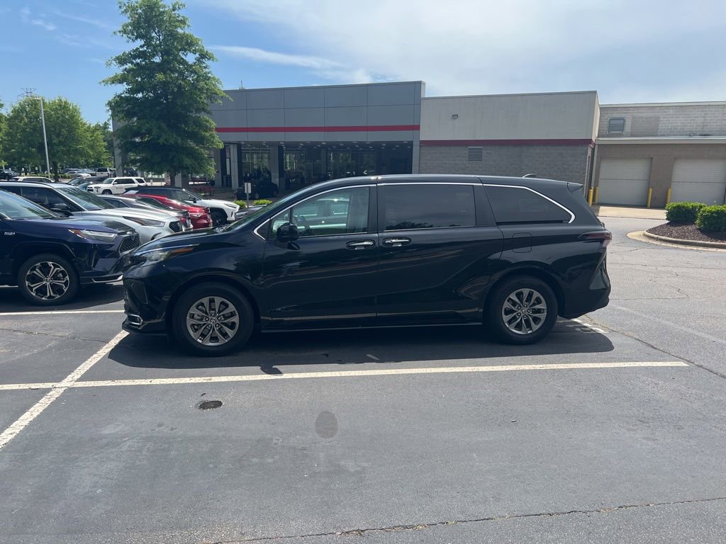 Used 2023 Toyota Sienna XLE FWD image 18