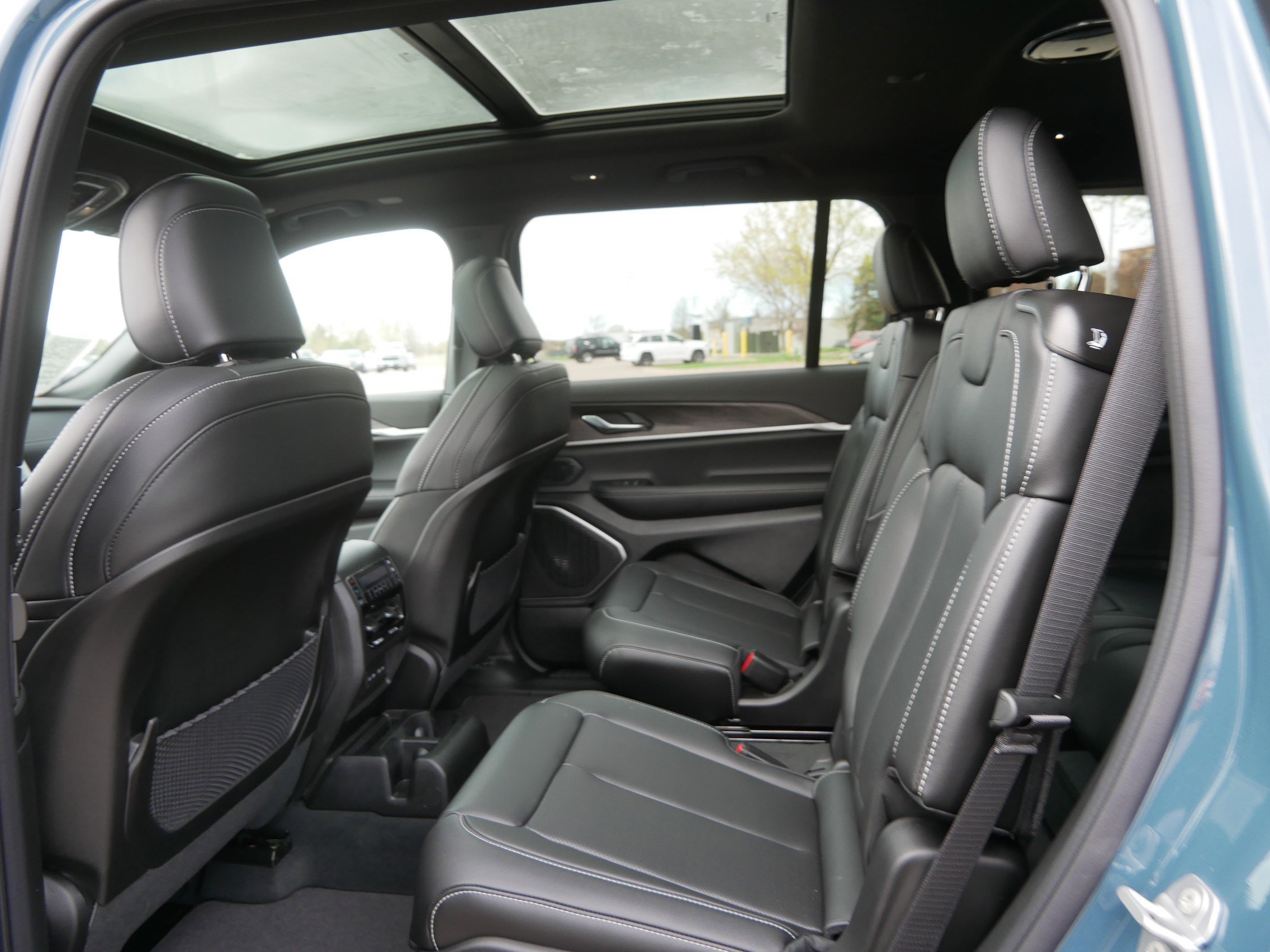 New 2026 Jeep Grand Cherokee L Limited w/ Luxury Tech Group II AWD/4WD image 5