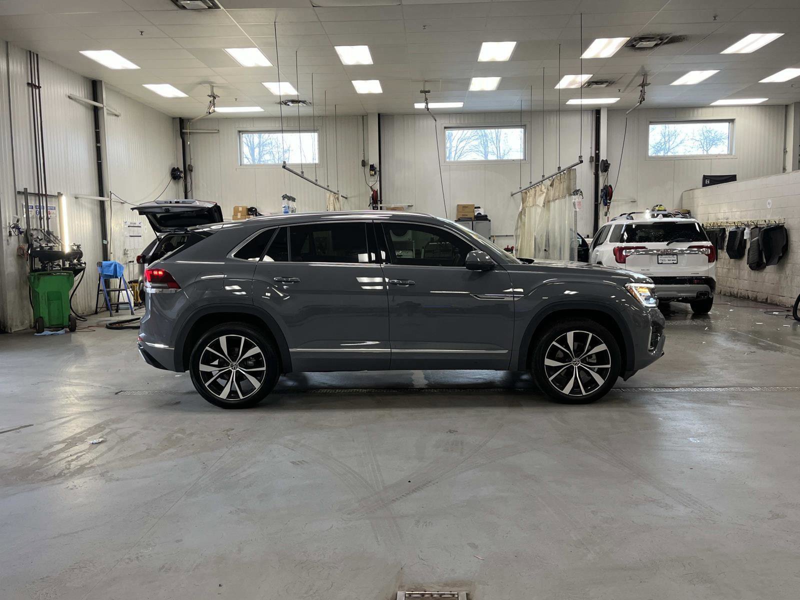 Used 2024 Volkswagen Atlas Cross Sport SEL Premium R-Line image 4