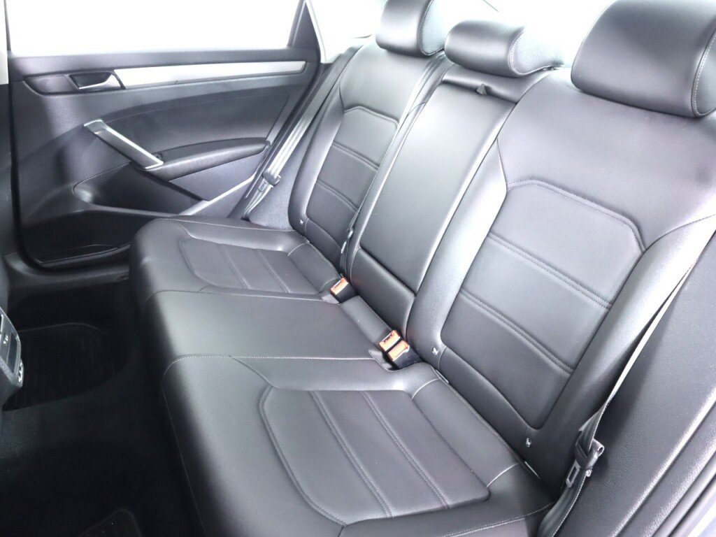 Used 2020 Volkswagen Passat 2.0T SE image 32