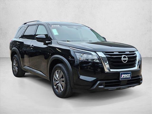 Used 2025 Nissan Pathfinder SV image 3