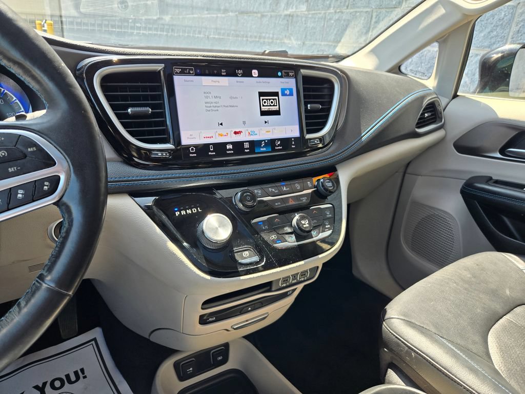 Used 2021 Chrysler Pacifica Touring-L w/ Uconnect Theater Family Group AWD/4WD image 23