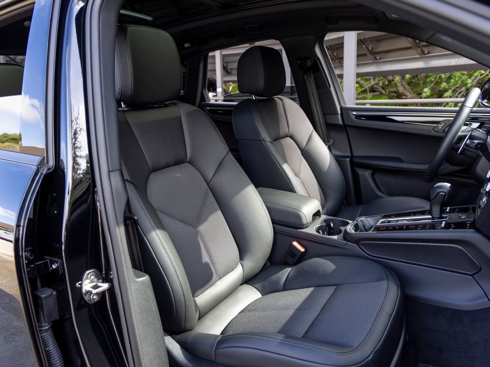 Certified 2025 Porsche Macan image 57