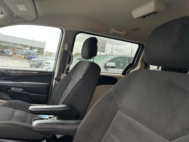 Used 2019 Dodge Grand Caravan SE w/ UConnect Hands-Free Group image 12