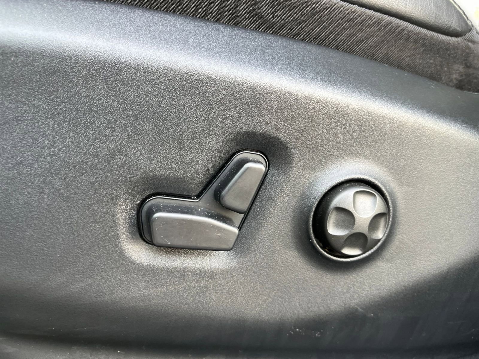 Used 2025 Chrysler Pacifica Limited image 23