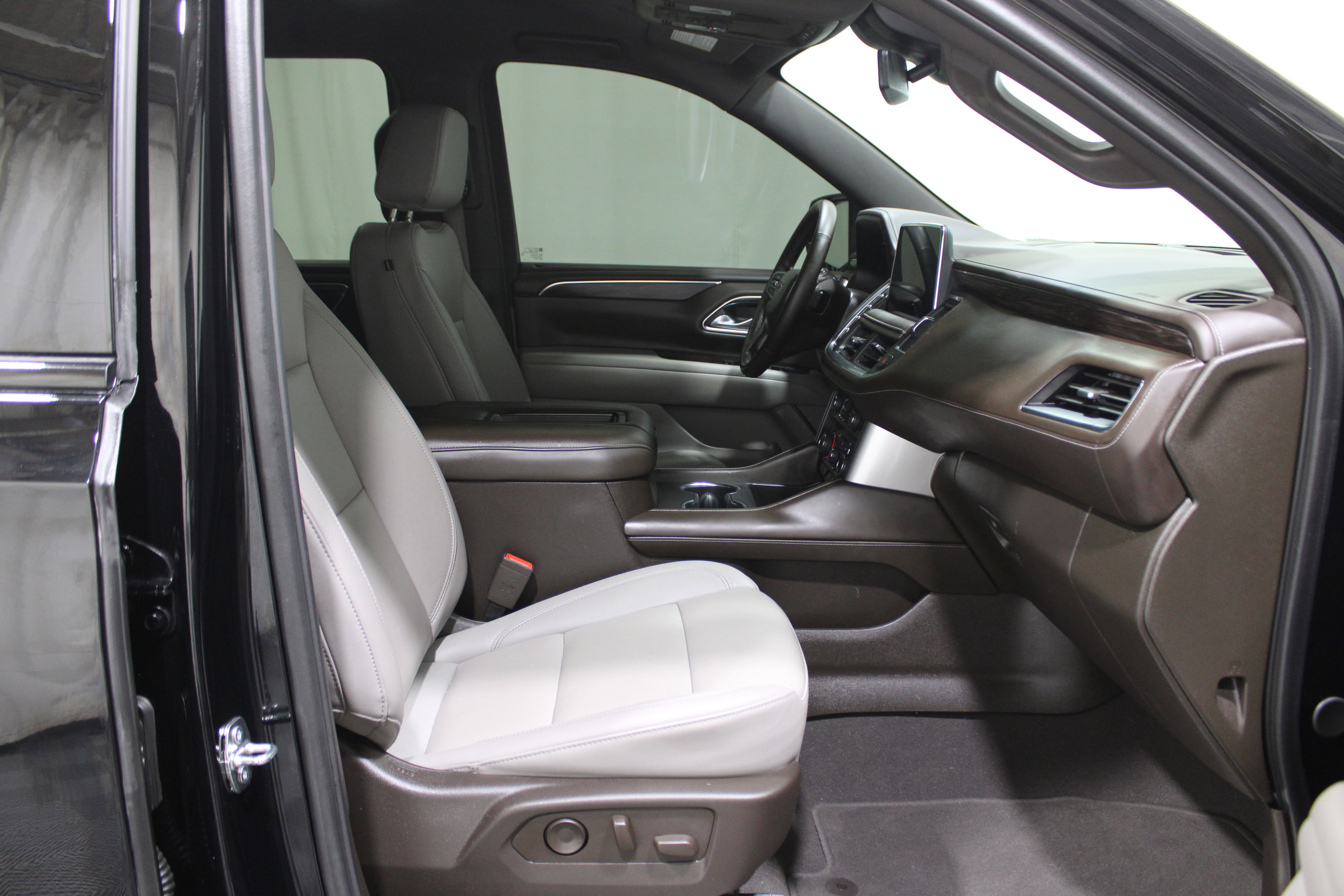 Used 2024 Chevrolet Suburban Z71 w/ Luxury Package image 33