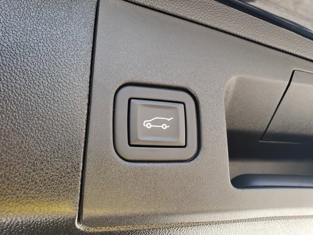Used 2023 Cadillac XT5 Premium Luxury w/ LPO, Floor Liner Package AWD/4WD image 7