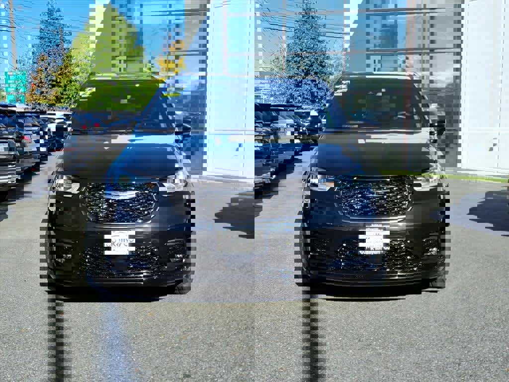 Used 2022 Chrysler Pacifica Limited w/ S Appearance Package image 2