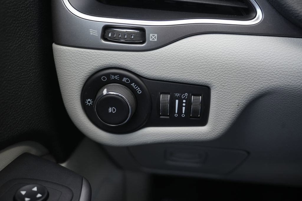 Used 2021 Jeep Cherokee Latitude Plus image 43