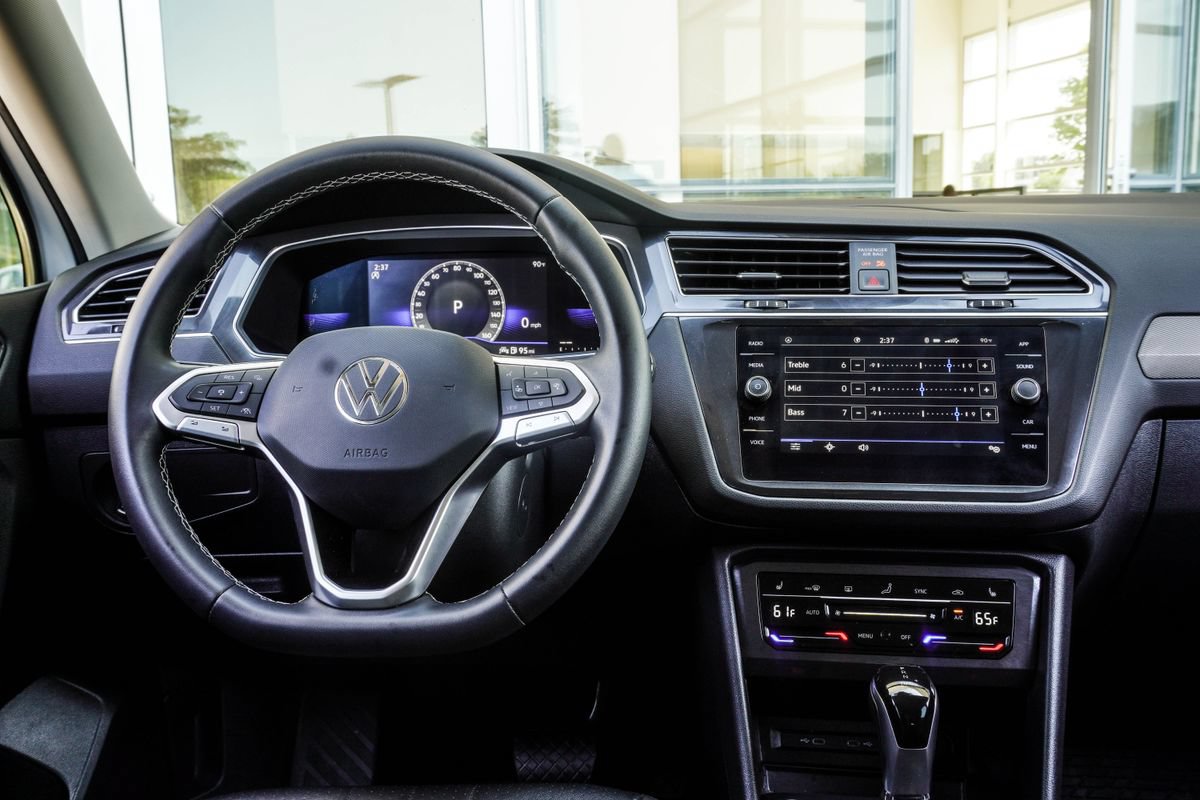 Used 2022 Volkswagen Tiguan SE FWD image 17
