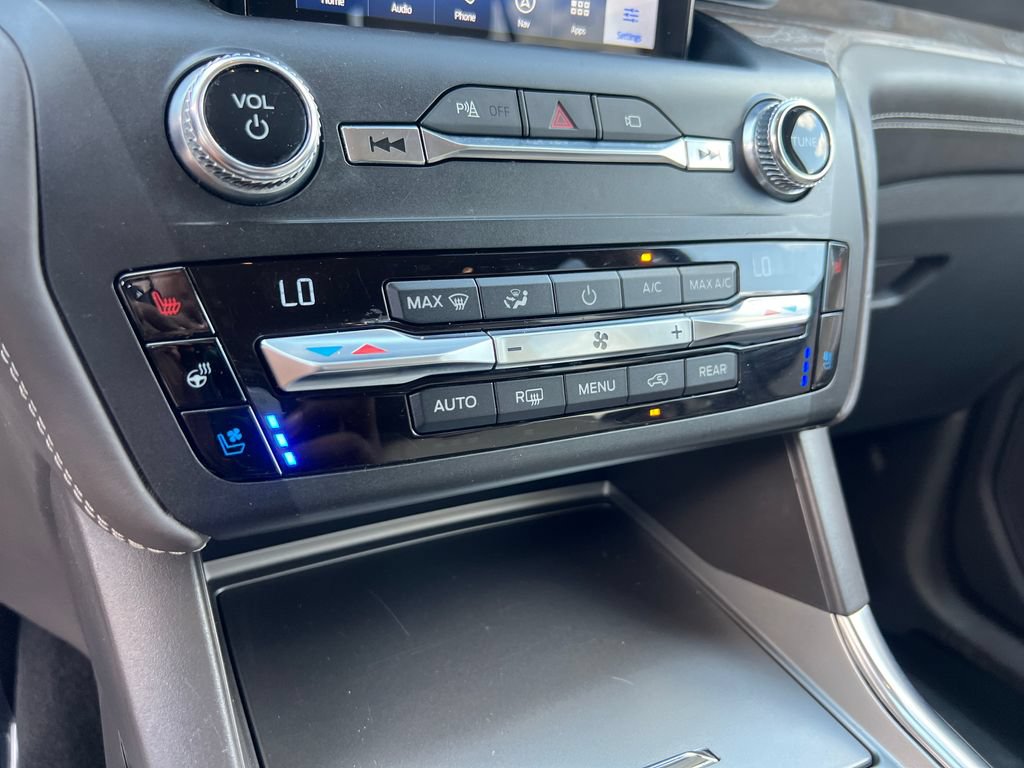 Used 2020 Ford Explorer Platinum w/ Premium Technology Package AWD/4WD image 19