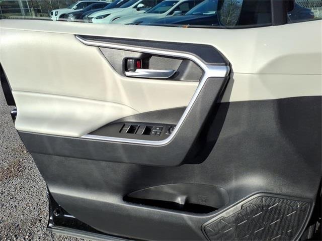 Used 2022 Toyota RAV4 XLE image 12