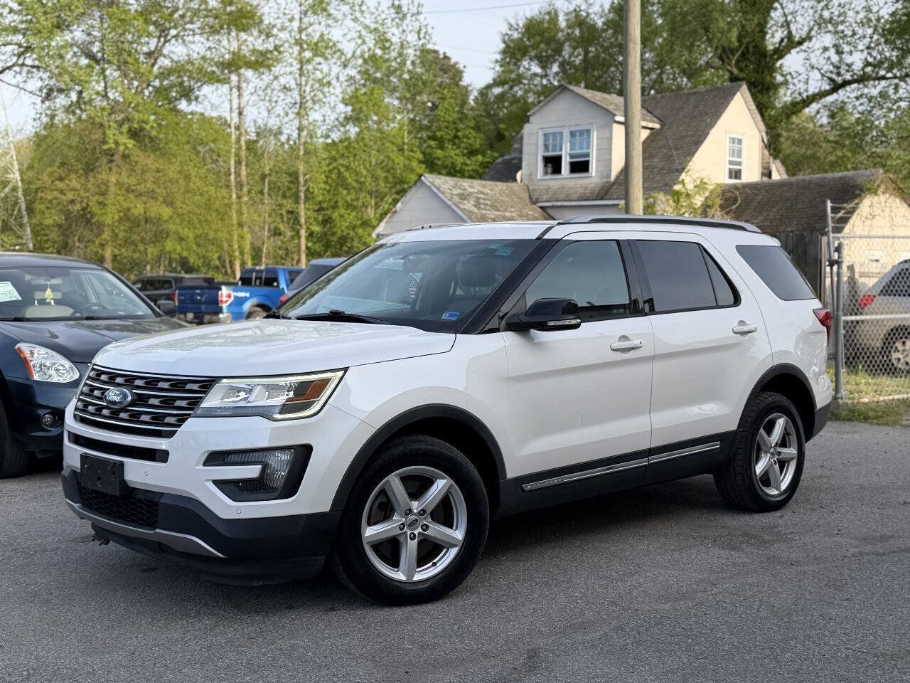 Used 2016 Ford Explorer XLT w/ Equipment Group 202A AWD/4WD image 2