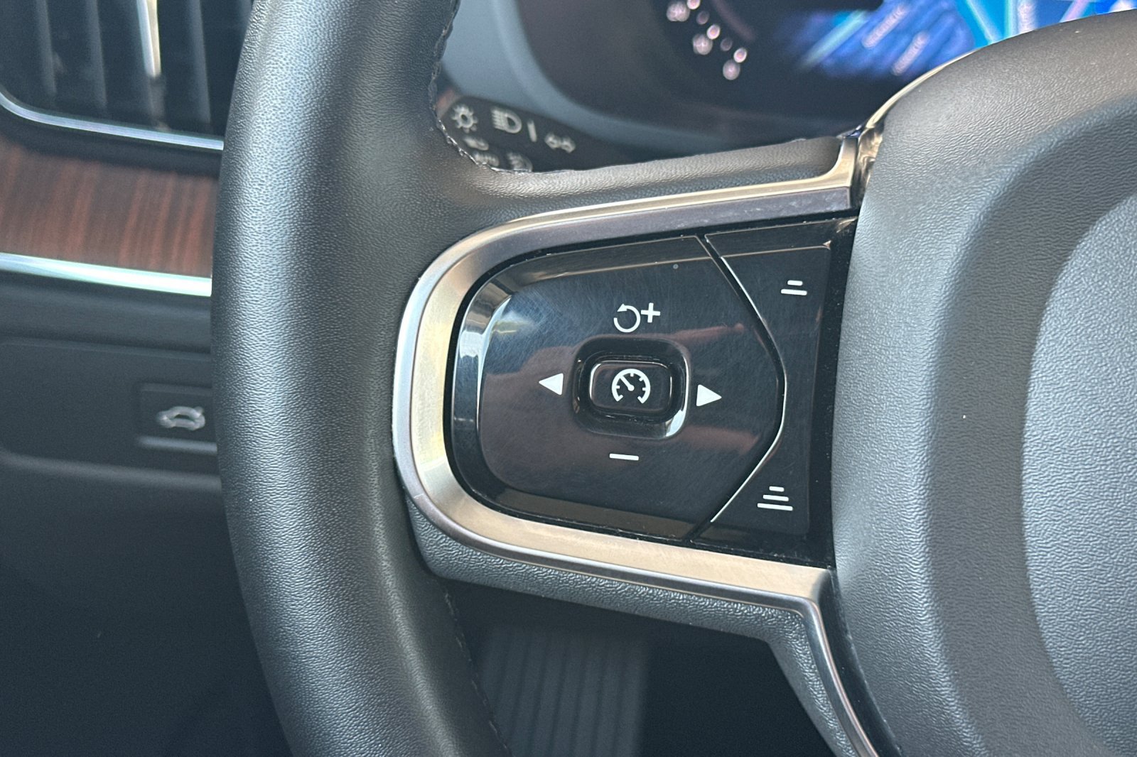 Certified 2023 Volvo XC60 T8 Plus AWD/4WD image 29