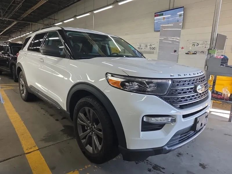 Used 2021 Ford Explorer XLT w/ Equipment Group 202A AWD/4WD image 3