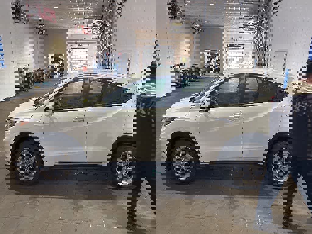 Used 2017 Honda HR-V LX image 3