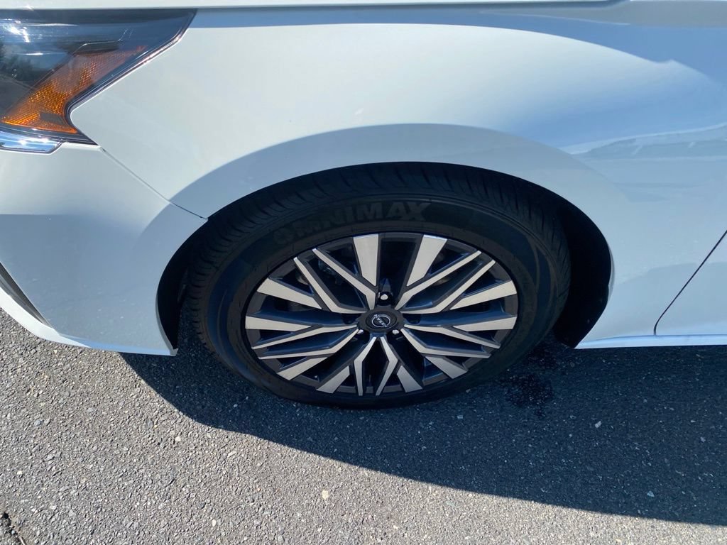 Used 2025 Nissan Altima 2.5 SV FWD image 12