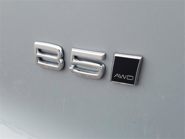 Used 2025 Volvo XC40 B5 Core image 8