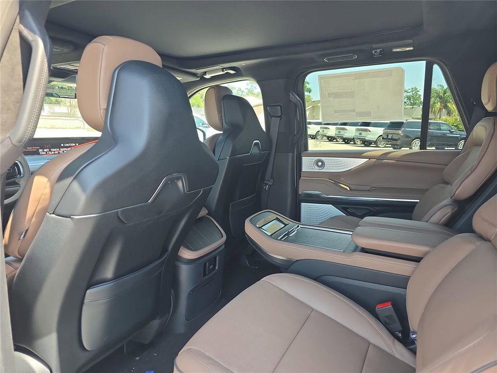 New 2026 Lincoln Navigator Black Label AWD/4WD image 12