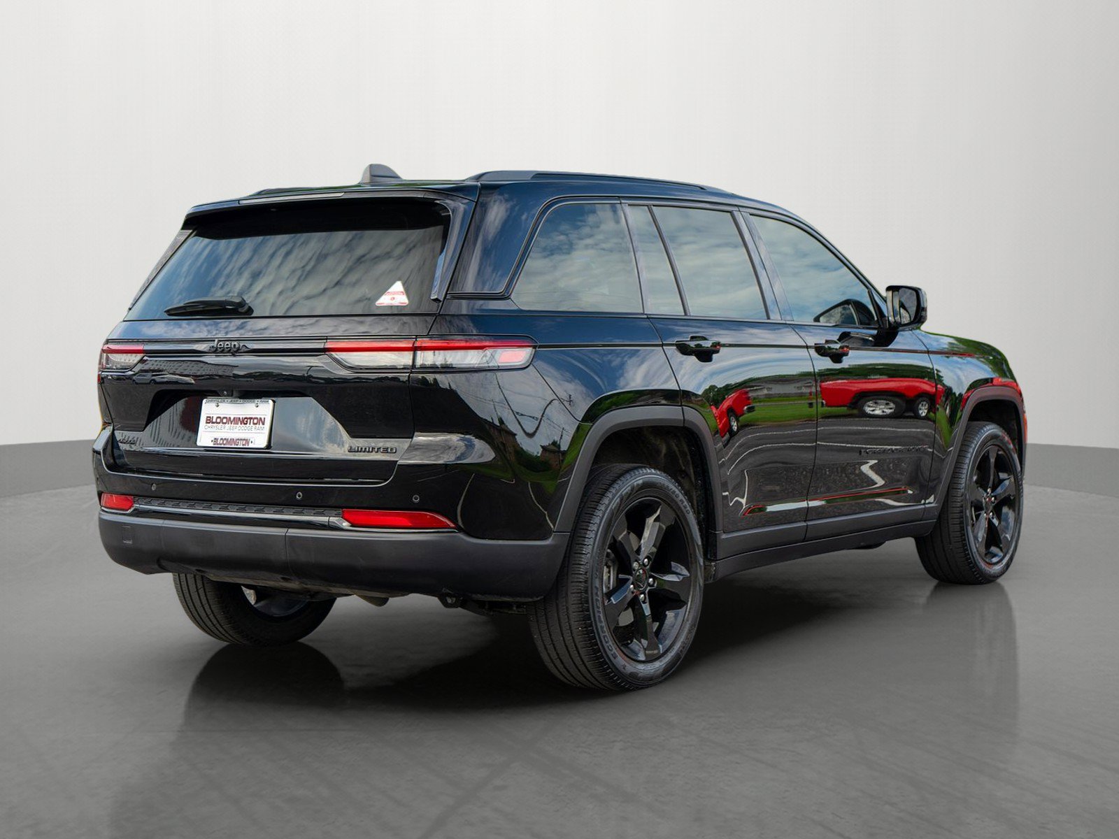 Used 2023 Jeep Grand Cherokee Limited w/ Black Appearance Package AWD/4WD image 7