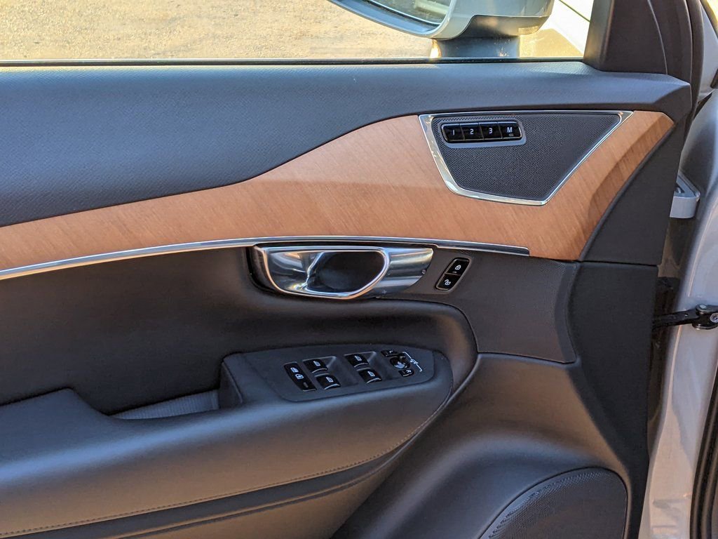 Certified 2025 Volvo XC90 T8 Plus w/ Protection Package Premier image 10