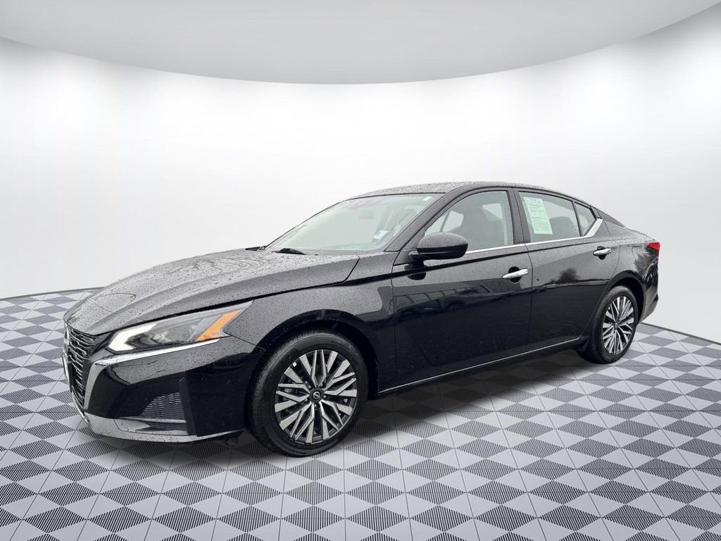 Used 2025 Nissan Altima 2.5 SV image 3