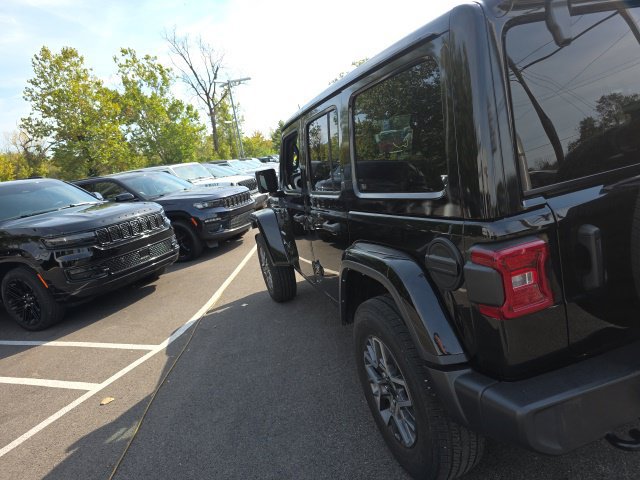 Used 2024 Jeep Wrangler Unlimited Sahara w/ Technology Group AWD/4WD image 7