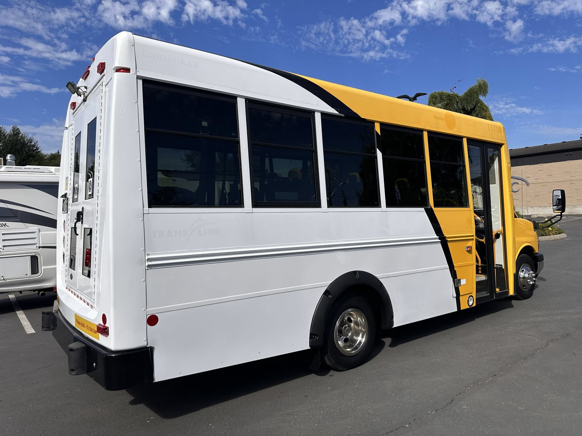 Used 2015 Chevrolet Express 4500 RWD image 17