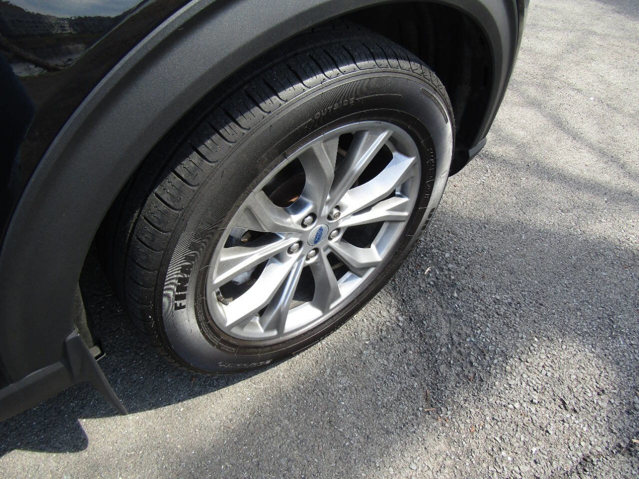 Used 2020 Ford Explorer XLT w/ Equipment Group 202A AWD/4WD image 39